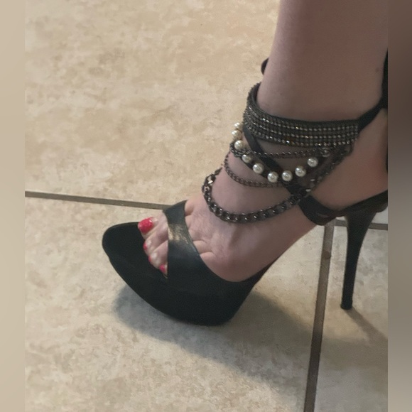 Guess - Picture 3 of 5